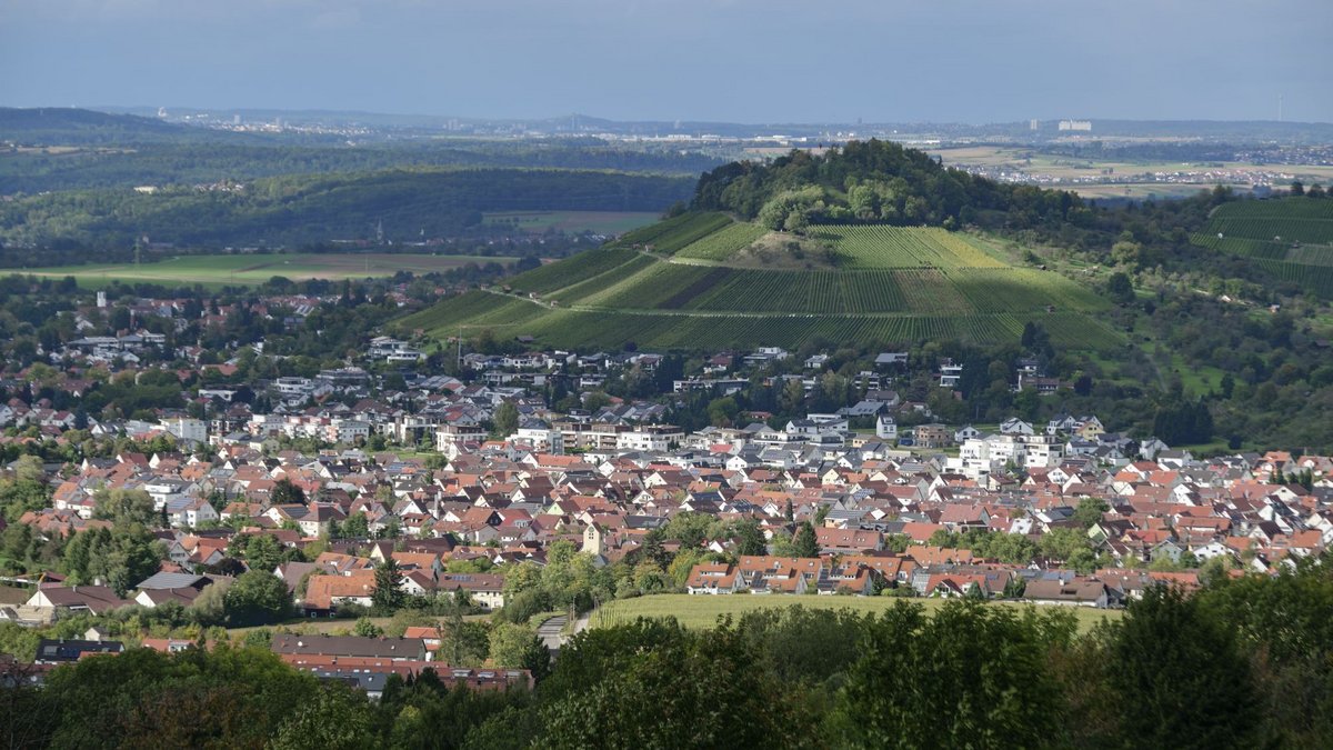 Licht und Schatten: Metzingen von den Glemser Weinbergen aus.