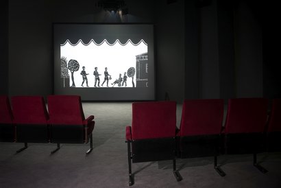 Eine Reminiszenz an das Karagiozis-Schattentheater: Videoinstallation von Bouchra Khalili. Foto: Angelos Giotopoulos