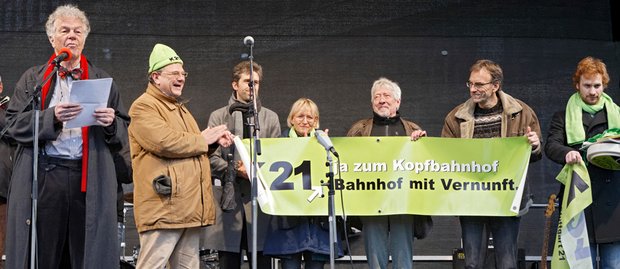 Alles eitel Sonnenschein im Winter 2010: Brigitte Dahlbender (Mitte) in einer Linie mit anderen S-21-Gegnern.