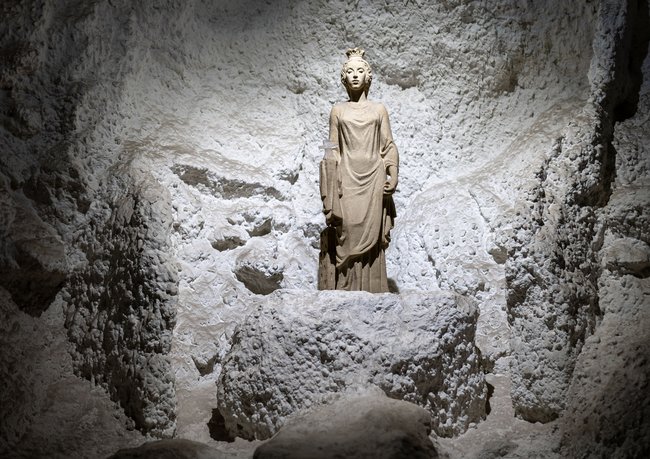 Aus ihrer Grotte blickt die heilige Barbara herab, die Schutzpatronin des Bergbaus.