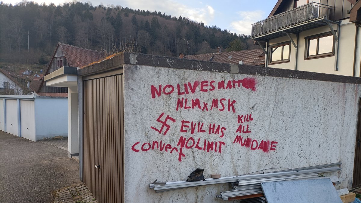 Rechte Schmierereien in Bad Herrenalb, darunter Symbole extremistischer Internetgruppen. Foto: privat