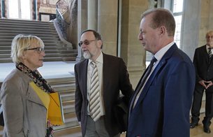 Etwa im umstrittenen TTIP-Beirat (rechtes Bild).