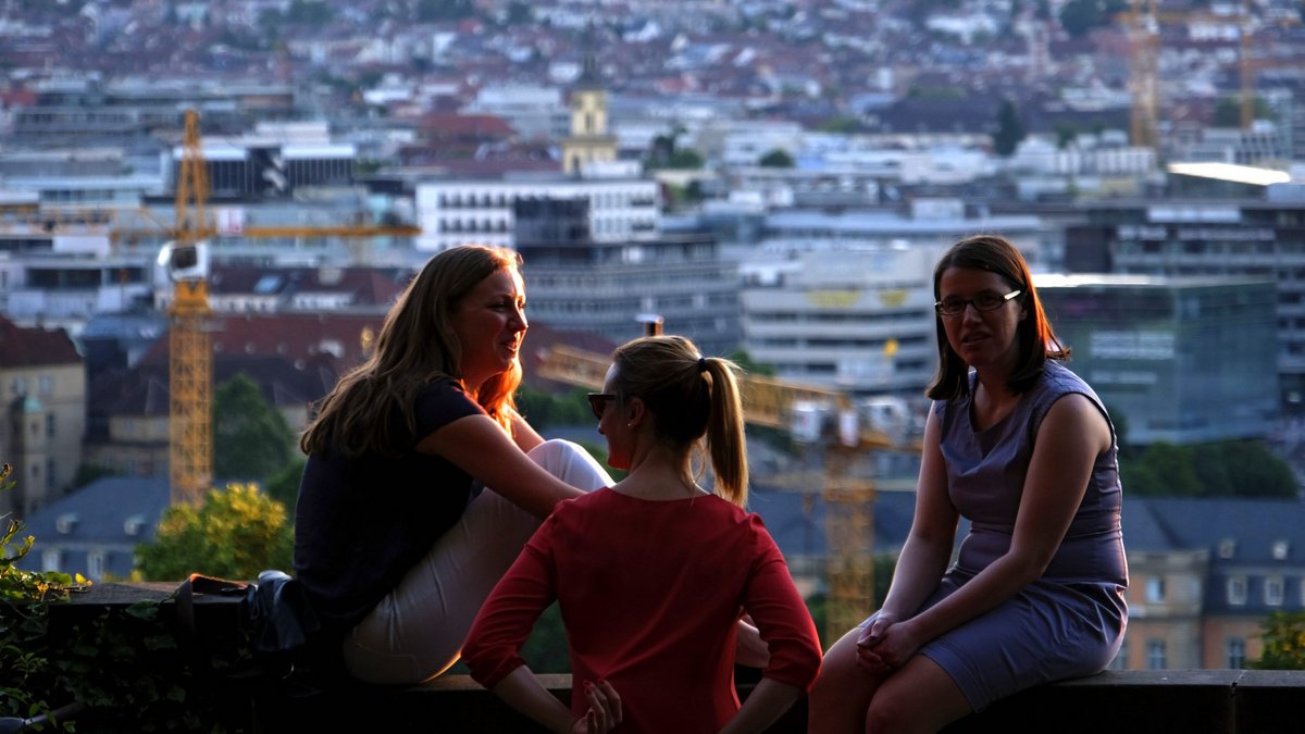Gute Aussichten: Stuttgart lässt sich am besten von fern lieben. Blick vom Eugensplatz, selbstverständlich mit Baustellen. Fotos: Joachim E. Röttgers