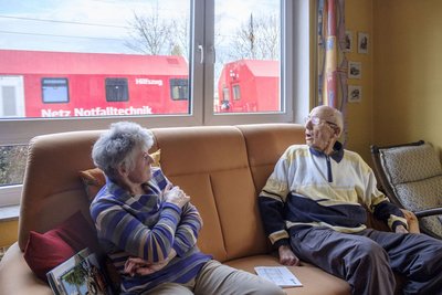 Rosemarie und Hermann Schwarz in ihrem Wohnzimmer direkt an der Gäubahn.