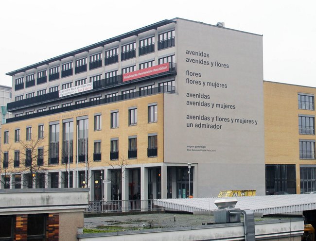 Gomringers "avenidas" in Berlin-Hellersdorf. Foto: <a href="//commons.wikimedia.org/wiki/User:OTFW" title="User:OTFW">OTFW</a>, <a href="https://creativecommons.org/licenses/by-sa/3.0" title="Creative Commons Attribution-Share Alike 3.0">CC BY-SA 3.0</a>, <a href="https://commons.wikimedia.org/w/index.php?curid=66007752">Link</a>