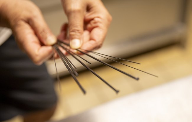 Die Stangen dienen dazu, die gebrochenen Hohlknochen von Vögeln zu verarzten. Die Stangen dienen dazu, die gebrochenen Hohlknochen von Vögeln zu verarzten.