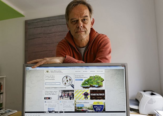 Regierungssprecher Rudi Hoogvliet mit der neuen Image-Kampage. Foto: Joachim E. Röttgers