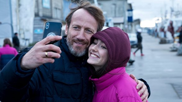 Tierarzt Richard (Wotan Wilke Möhring) und Schülerin Evelin (Emily Kusche) in "Sløborn". Foto: Krzysztof Wiktor Tierarzt Richard (Wotan Wilke Möhring) und Schülerin Evelin (Emily Kusche) in "Sløborn". Foto: Krzysztof Wiktor