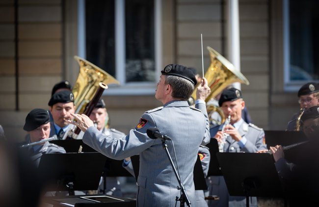 Major Dominik Koch mit Stab und klaren Ansagen.