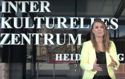 Jagoda Marinić vor dem Interkulturellen Zentrum Heidelberg. Screenshot: Youtube/StadtHeidelberg