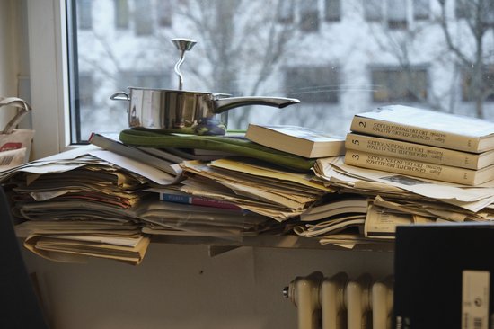 Das Fensterbrett neben Stenzels Schreibtisch. Die Papierstapelkonstruktion mit Flotter Lotte galt unter Fachleuten als erdbebensicher.