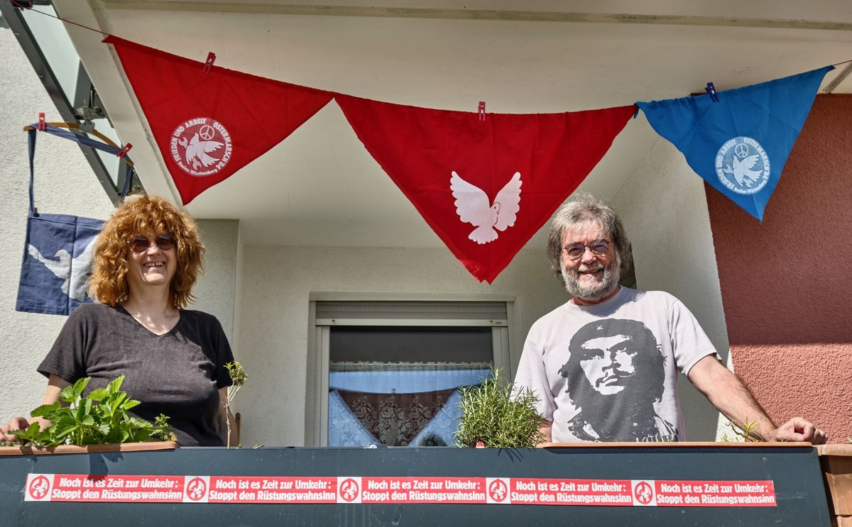 Umrahmt von Erdbeere und Rosmarin. Umrahmt von Erdbeere und Rosmarin.