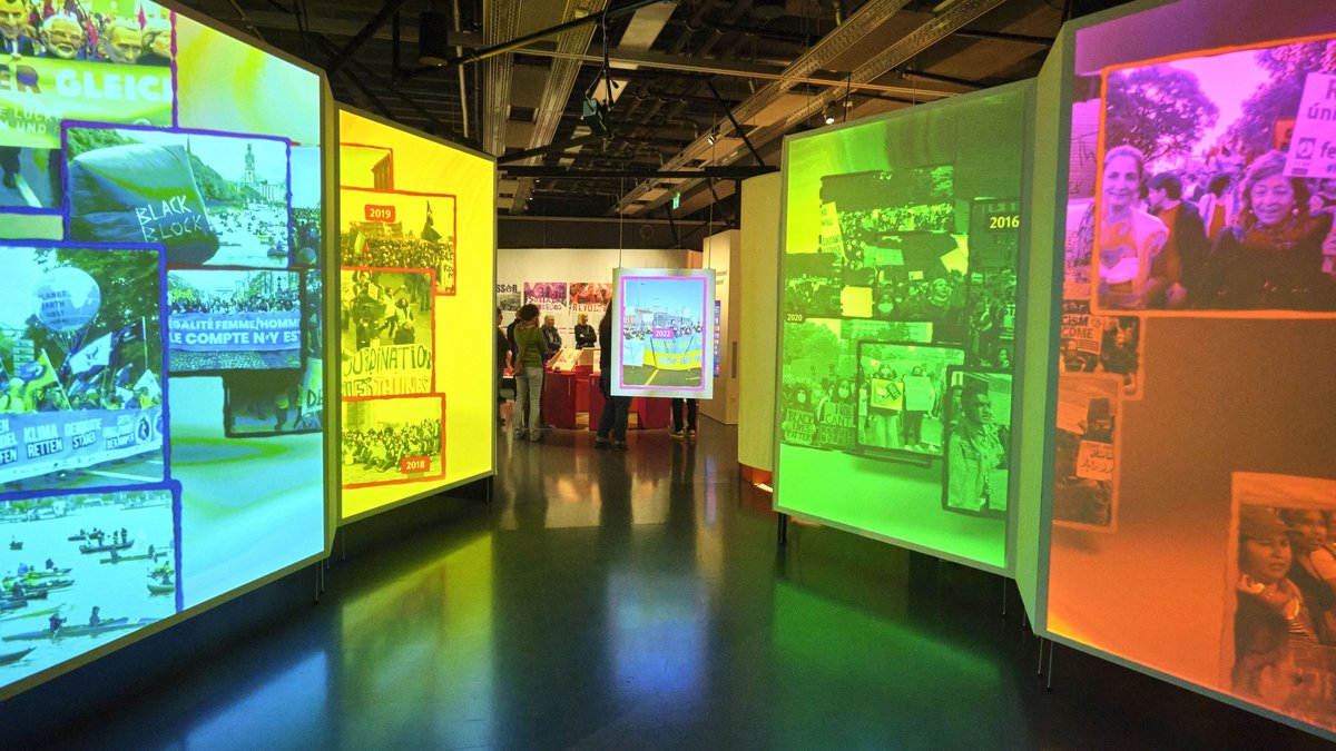 Videoprojektionen führen in die Ausstellung – sie sind passenderweise knallbunt. Mehr Bilder der Ausstellung mit Klick auf den Pfeil.