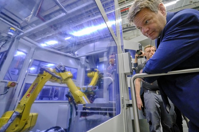 Robert und der Robo-Arm: Bundeswirtschaftsminister Habeck beim Besuch der Festo-Technologiefabrik in Scharnhausen