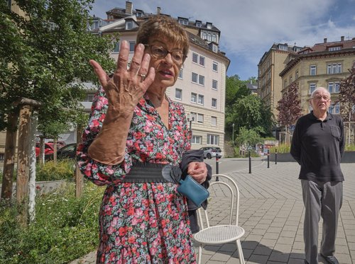 Renate Wolf und Hans Peter Hafner sind von der Stadt enttäuscht, weil die sich nicht um nasse Hauswände kümmert. Renate Wolf und Hans Peter Hafner sind von der Stadt enttäuscht, weil die sich nicht um nasse Hauswände kümmert.