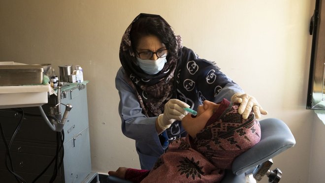 Eine Zahnärztin im Hospital Chak-e-Wardak. Eine Zahnärztin im Hospital Chak-e-Wardak.