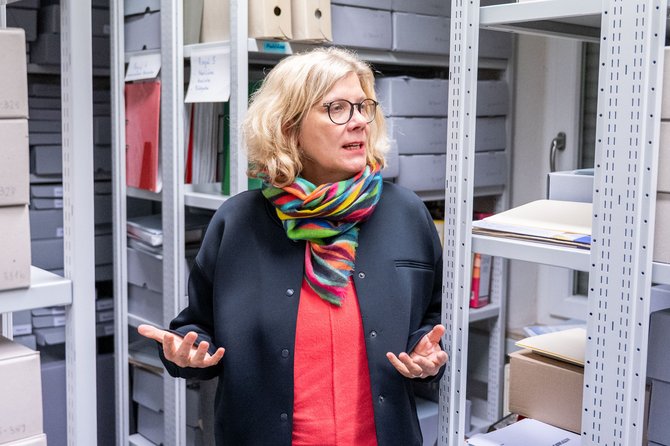 Nicola Wenge im Archiv des Dokumentationszentrums. Foto: Jens Volle