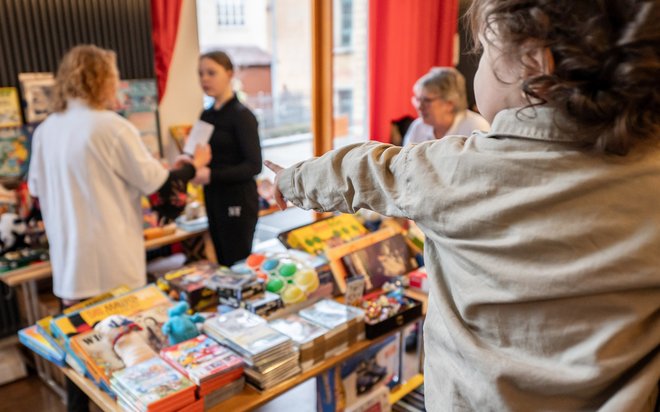 Nicht das Spielzeug bekommen, das man will – für Kinder in armen Familien normal. Foto: Jens Volle
