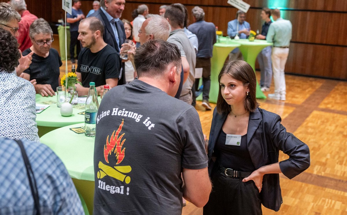 Hut ab vor dieser Frau: Sie absolviert ein Freiwilliges Soziales Jahr bei den Grünen und muss sich am 12.9.2023 beim Bürgerdialog in Weilheim/Teck zutexten lassen – dabei kann sie gar nichts für Habecks Heizungsgesetz. Zu Wort kommt sie trotzdem nicht.