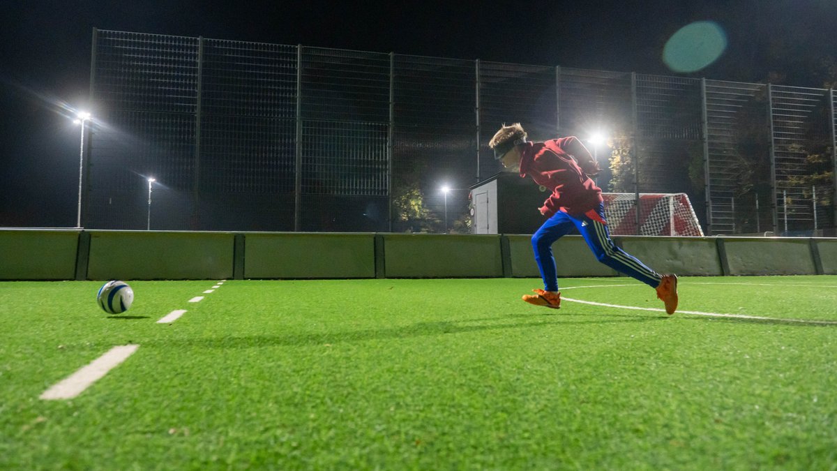 Fotostrecke vom Blindenfußball: Michel jagt den Ball vor sich her, schießt aus vollem Lauf ...