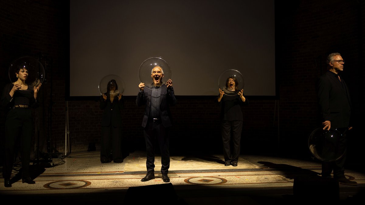 Die Neuen Vocalsolisten mit dem Stück "SCREAdoM" aus "Balkan Affairs", das die Leiden von Kriegsopfern thematisiert. Foto: Daria Kreuzberg