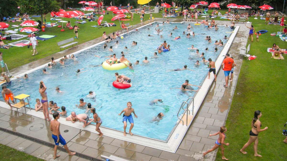 Sommerlicher Hochbetrieb im Freibad in Stetten. Foto: Ebbe Kögel