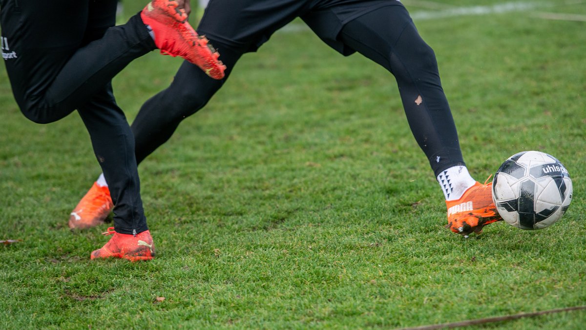 Der Fuß lässt dem Ball große Spielräume – so wird aus dem "Toooor!" schnell ein schnöder Zufallstreffer. Foto: Jens Volle