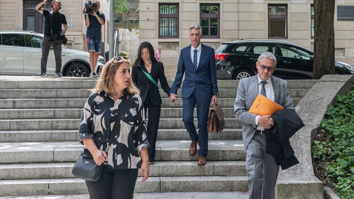 Der IdP Andreas Renner händchenhaltend mit seiner Gattin auf dem Weg ins Gericht. Vorne zwei seiner Anwält:innen. Fotos: Jens Volle