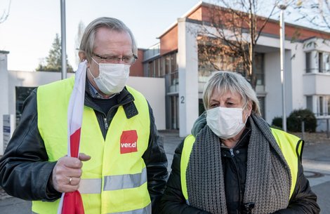 Christian Lawan und Suse Wizgall-Lawan aus Reutlingen solidarisieren sich mit den Streikenden. Foto: Jens Volle