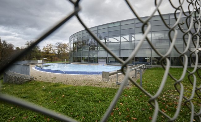 Vor dem Wonnemar – coronabedingt ist's auch drinnen gerade wenig spaßig.