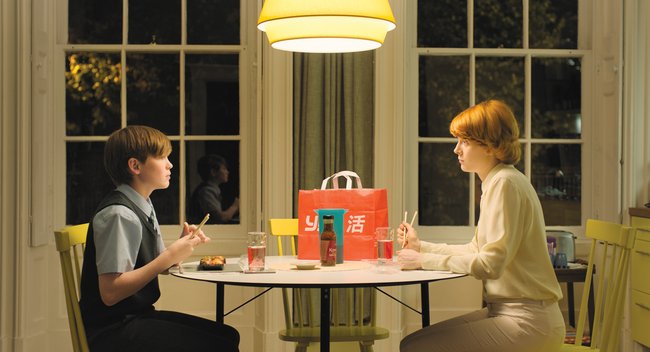 Mutter und Sohn (Emily Beecham, Kit Connor).