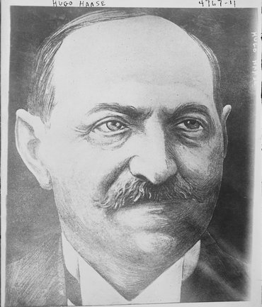 Hugo Haase wollte Rudolf verteidigen. Zeichnung, 1915, gemeinfrei, <a href="https://commons.wikimedia.org/w/index.php?curid=67518158">Link</a> Hugo Haase wollte Rudolf verteidigen. Zeichnung, 1915, gemeinfrei, <a href="https://commons.wikimedia.org/w/index.php?curid=67518158">Link</a>