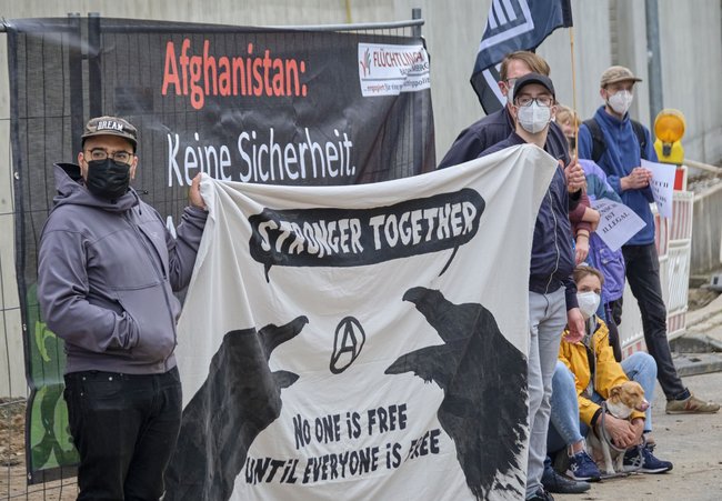 Afghanistan ist nicht sicher: Protest gegen die Abschiebung Geflüchteter aus dem Abschiebegefängnis in Pforzheim. Foto: Joachim E. Röttgers