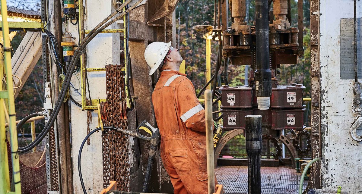 Arbeit im Bohrturm der Geothermieanlage der Deutschen Erdwärme in Graben-Neudorf. Foto: Sven Lorenz