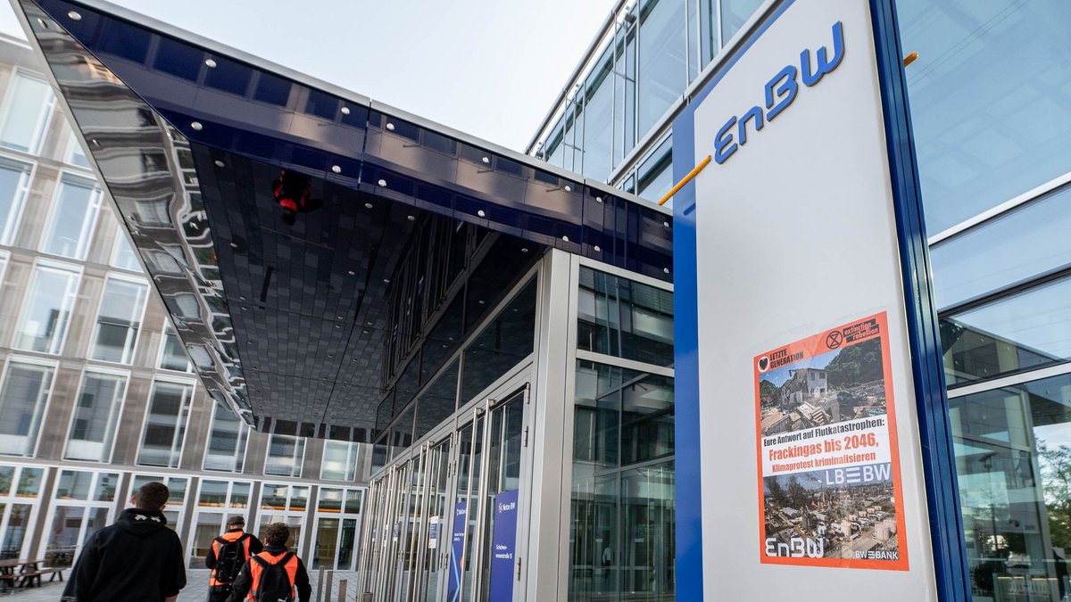 Protest von Extinction Rebellion und Letzter Generation gegen Fracking-Gas, EnBW-Zentrale in Stuttgart-Fasanenhof, 13. Juni 2024. Foto: Jens Volle