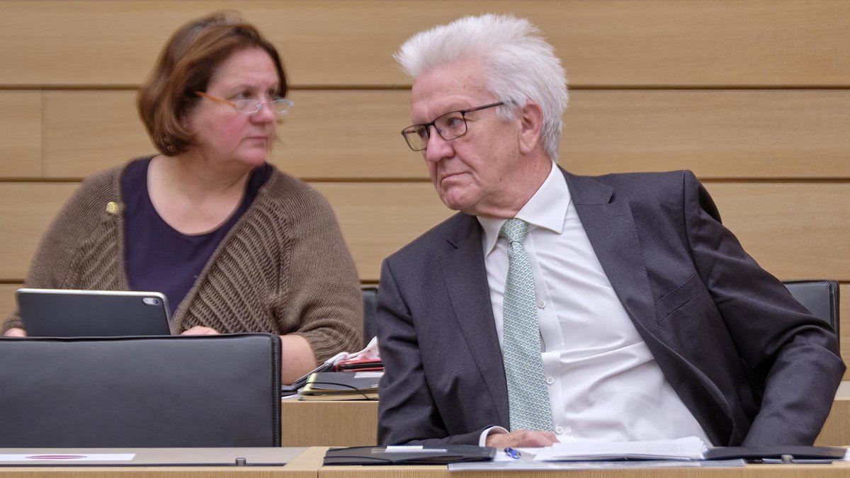 Kultusministerin Theresia Schopper würde Lehrer:innen gerne besser behandeln, aber Winfried Kretschmann klagt, er habe keinen Geldscheißer. Fotos: Joachim E. Röttgers