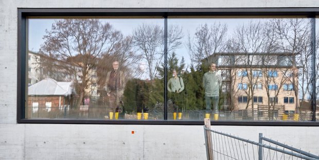 Gut aufgestellt und unter Beobachtung: Teilnehmende an Hendriks' Baustellenführung.