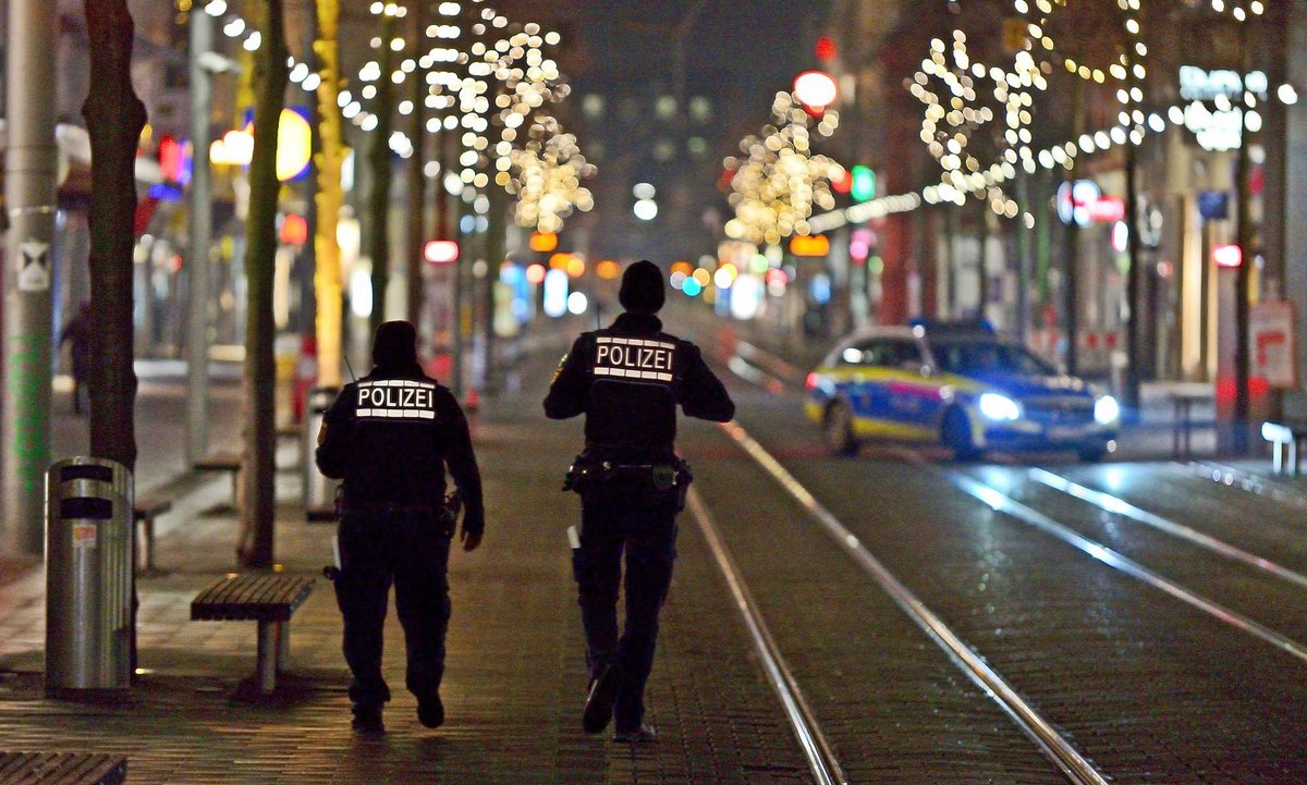 So bunt, so leer – abends am 4. Dezember in der Mannheimer Innenstadt, als die Ausgangssperre begann. Foto: Daniel Kubirski / dpa