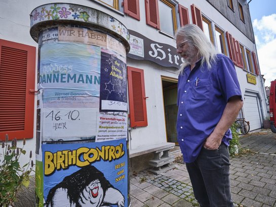 Walter Dieterle blickt vor seiner Kneipe auf kommende Veranstaltungen.