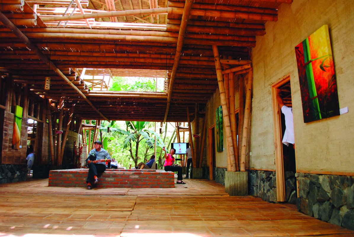 Ebenfalls aus Bambus gebaut: Das Gästehaus La Vieja der Schule von Montebello in den kolumbianischen Anden. Foto: Stiftung Escuela para la Vida