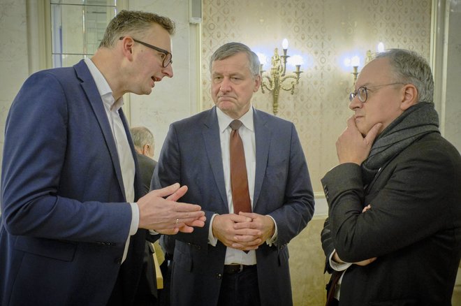 Die Fraktionsvorsitzenden Andreas Schwarz (Grüne), Hans-Ulrich Rülke (FDP) und Andreas Stoch (SPD) verzichten auf wissenschaftsbasierte Detailverhandlungen.