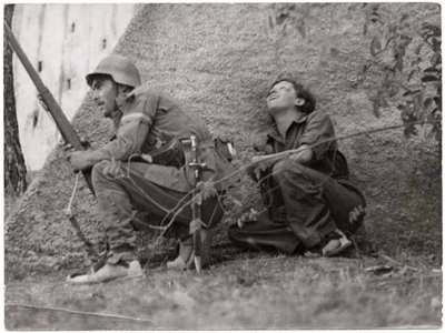 Gerda Taro 1936 hinter einem republikanischen Soldaten. Foto: Capa, aus "Gerda Taro. Fotoreporterin"