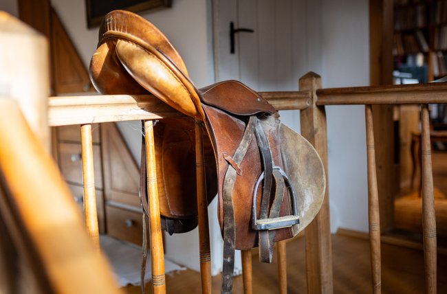 Ein Sattel im Treppenhaus zeugt von der Zeit, als sich die Malls zwei Reitpferde hielten.