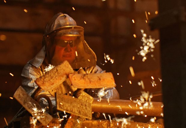 Gefährliche Arbeit: Gießereimechaniker holt Schlacke aus flüssigem Metall. Fotos: Joachim E. Röttgers