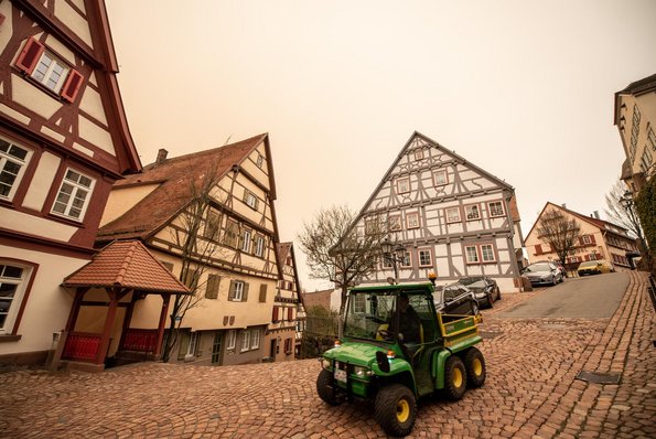 Nur eines der vielen Fahrzeuge, die zuhauf durch die enge Altstadt fahren.  Nur eines der vielen Fahrzeuge, die zuhauf durch die enge Altstadt fahren.