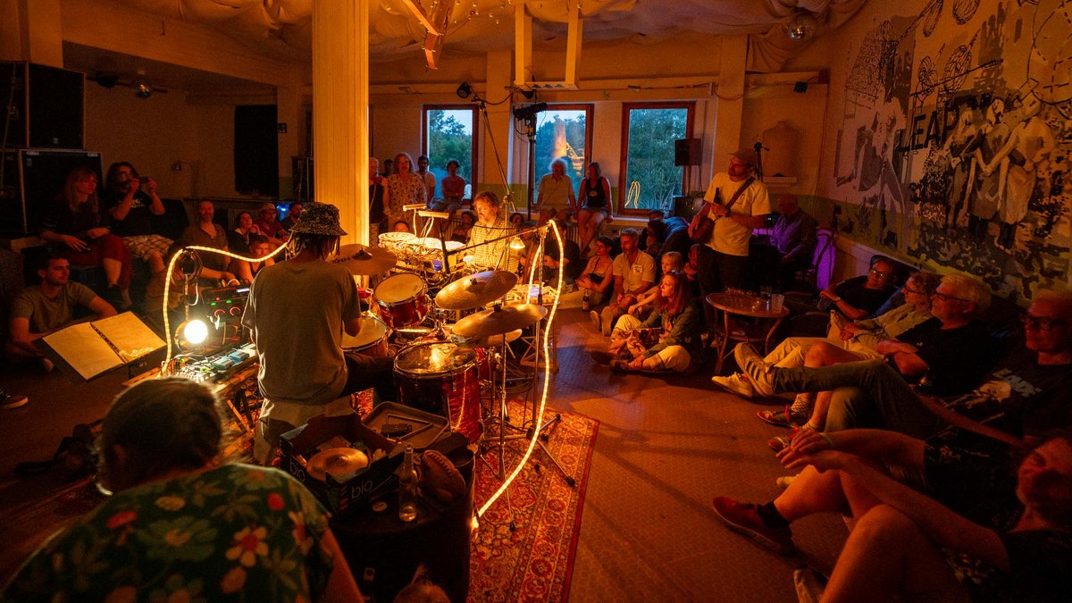 24 Performances an drei Tagen – Auftritt von Bums & Dings an Tag eins. Wo, zeigt ein Klick auf den Pfeil.