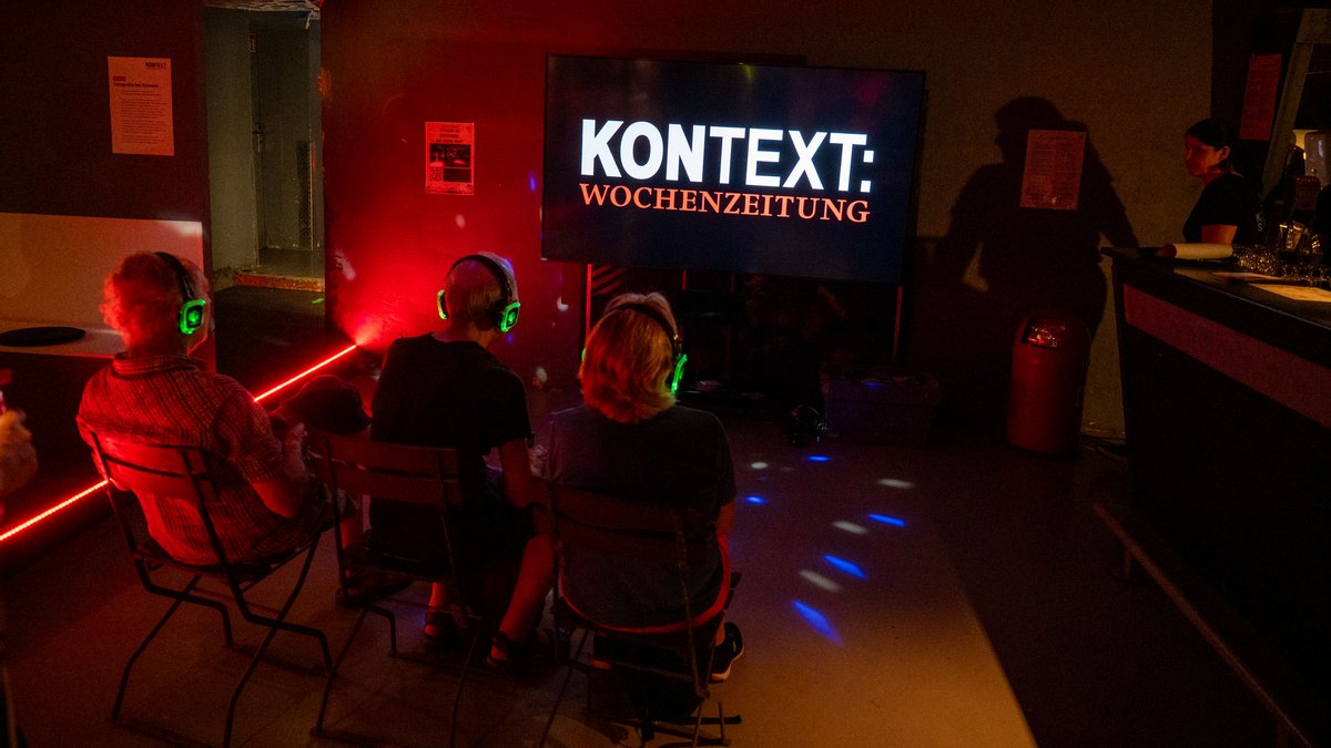 Abkühlung drinnen zum Kontext-Film an der Bar. 