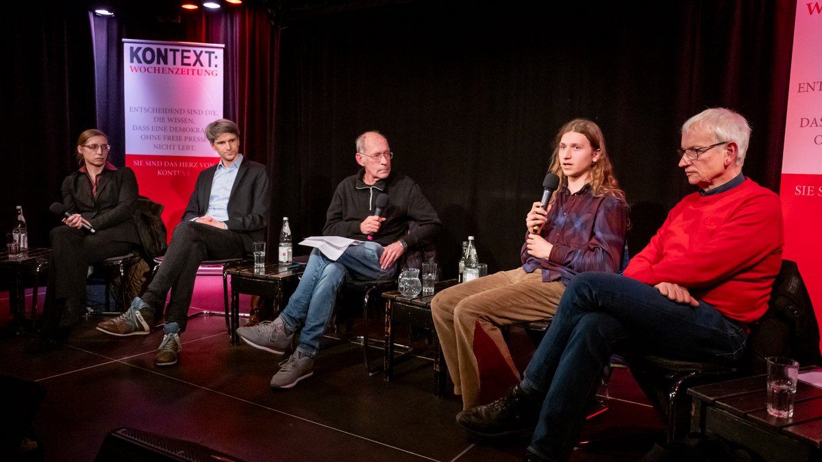Das Podium, von links: Maike Schmidt vom Klimasachverständigenrat, Jan Kohlmeyer, Stabstelle Klimaschutz der Stadt Stuttgart, Moderator Stefan Siller, Samuel Bosch, Klimaaktivist, und Jürgen Resch, Kopf der Deutschen Umwelthilfe.