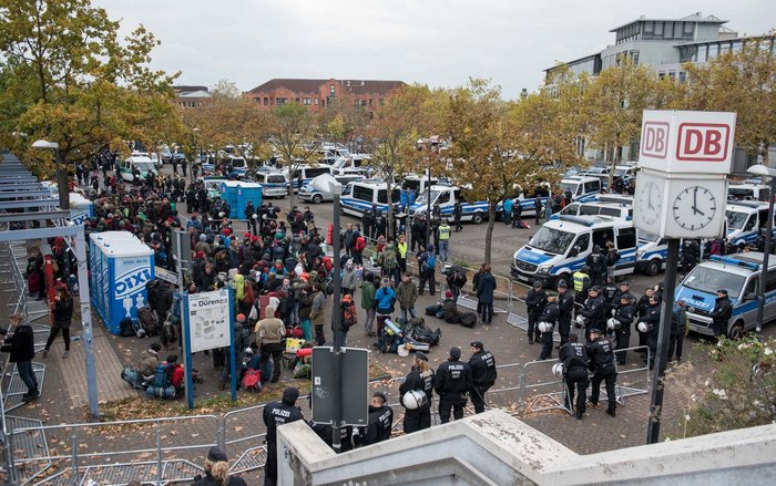 Polizeiliche Ausweiskontrolle im Oktober 2018, als ein Sonderzug zum Ende-Gelände-Protestcamp fährt. Foto: Jens Volle
