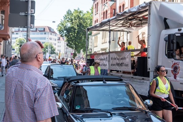 Ruf der Trommeln beim "Querdenken"-Demo-Zug durch Stuttgart. 